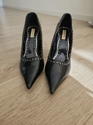 Zapatos de salón negros con tachuelas