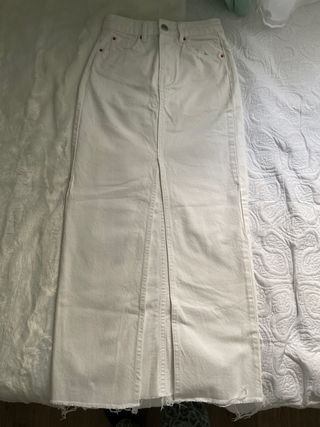 Falda vaquera larga blanca con abertura