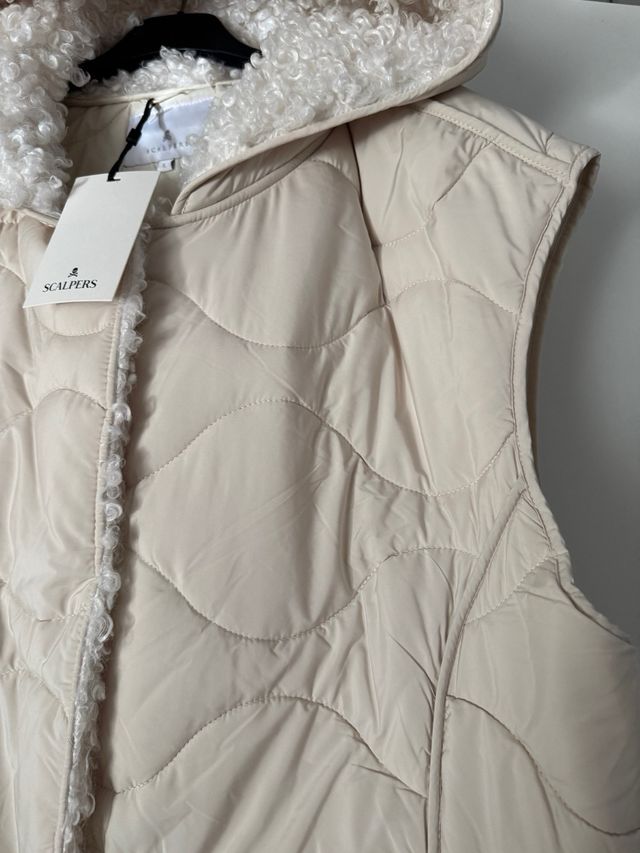 Chaleco acolchado Scalpers con capucha