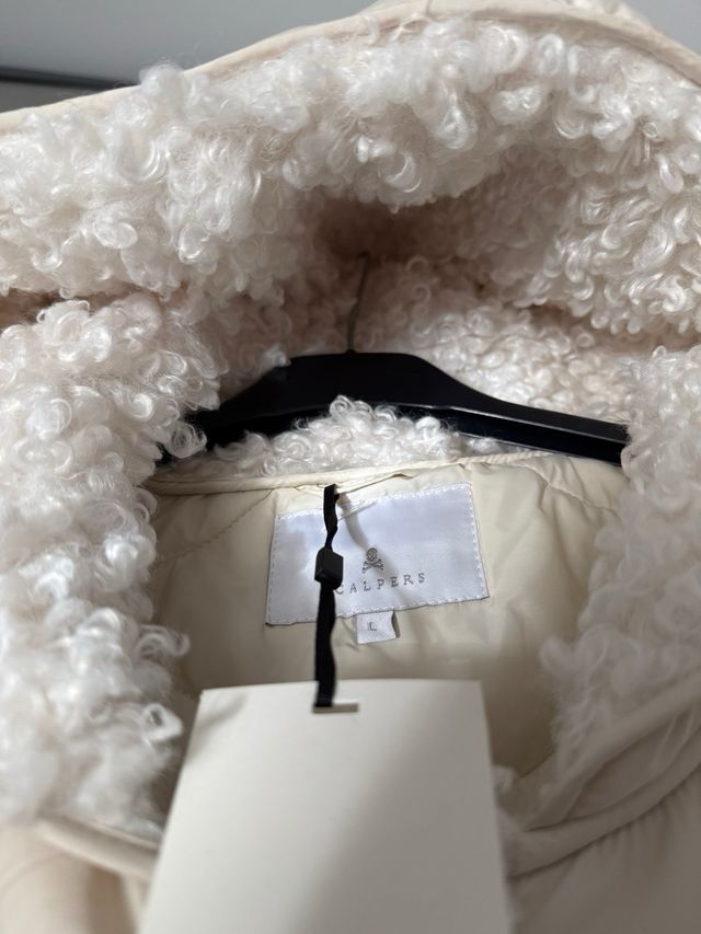 Chaleco acolchado Scalpers con capucha