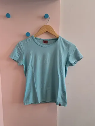 Camiseta azul de manga corta