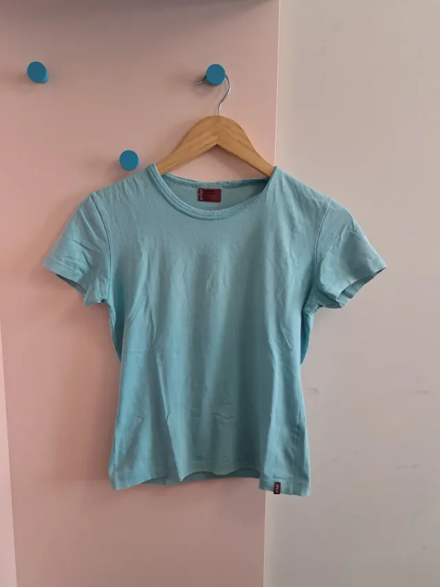 Camiseta azul de manga corta