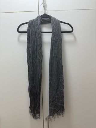 Sciarpa grigia a righe