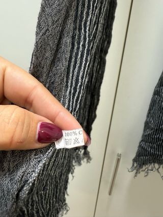 Sciarpa grigia a righe