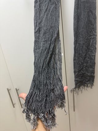 Sciarpa grigia a righe