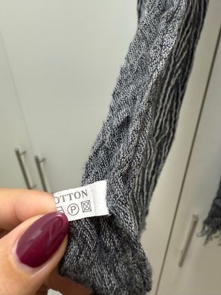 Sciarpa grigia a righe