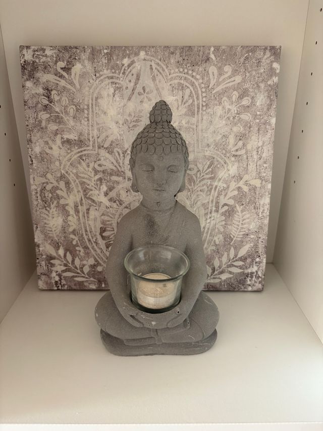 Buda de piedra con portavelas de cristal