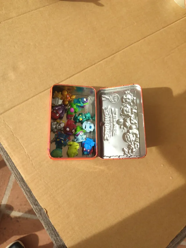 Muñecos Zomlings con cajita