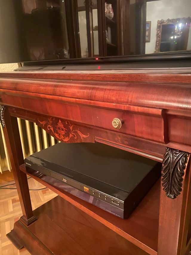 Mesa TV clásica madera oscura