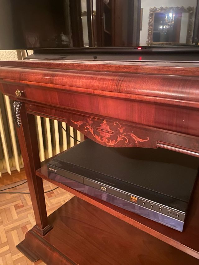 Mesa TV clásica madera oscura