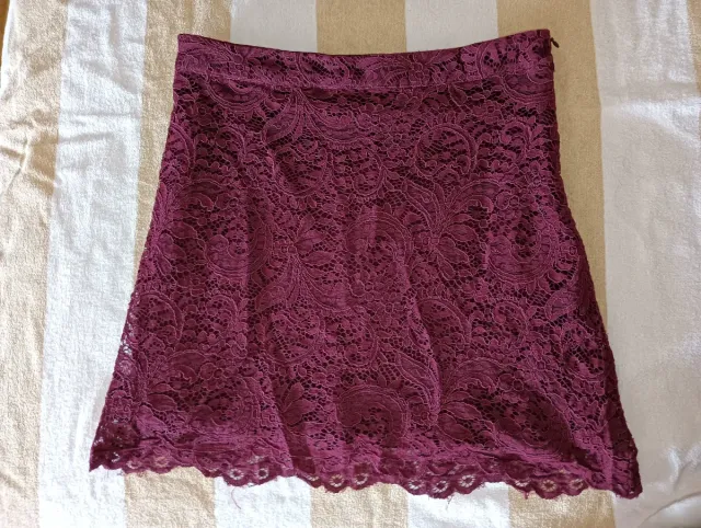 Falda de encaje burdeos