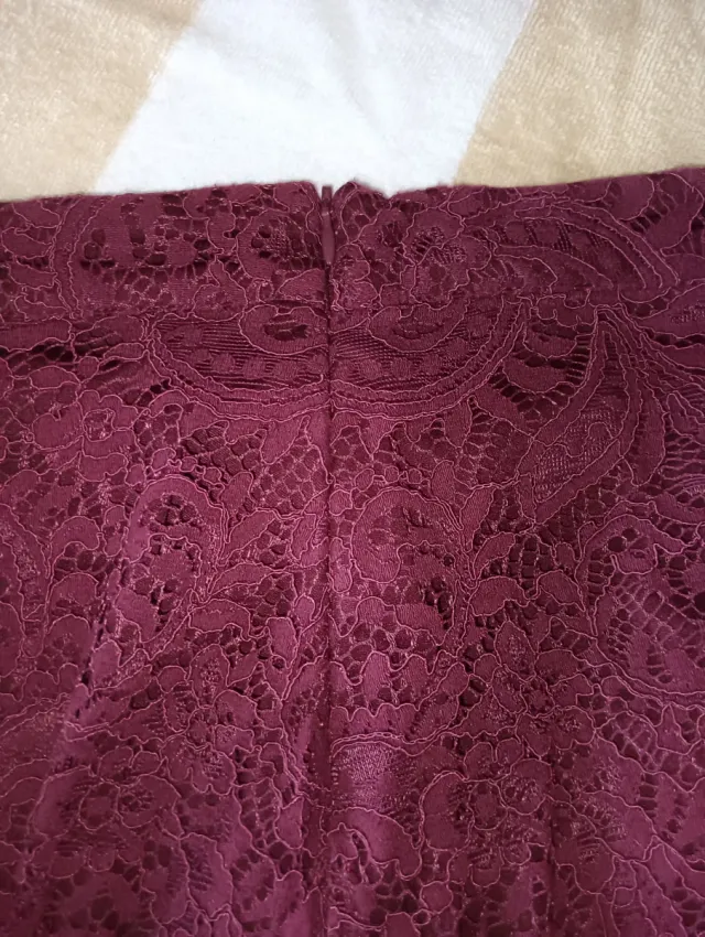Falda de encaje burdeos