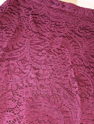 Falda de encaje burdeos