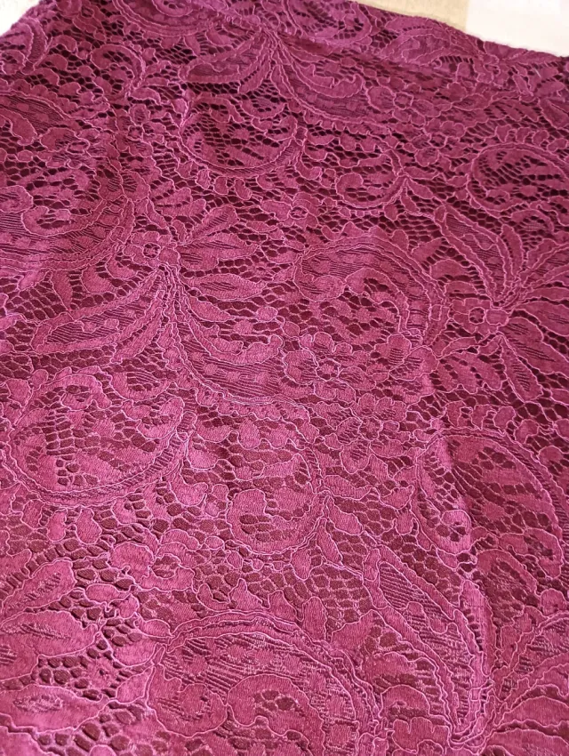 Falda de encaje burdeos