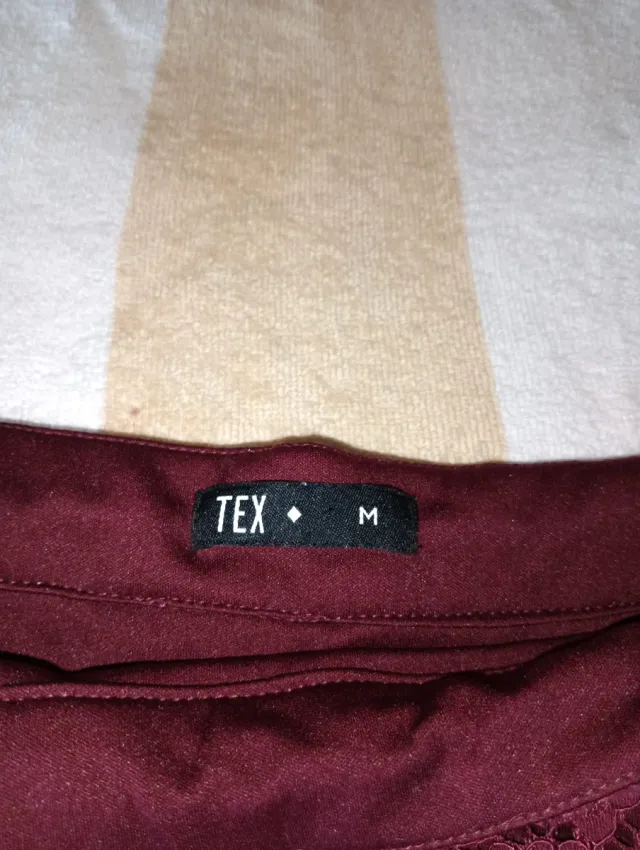 Falda de encaje burdeos