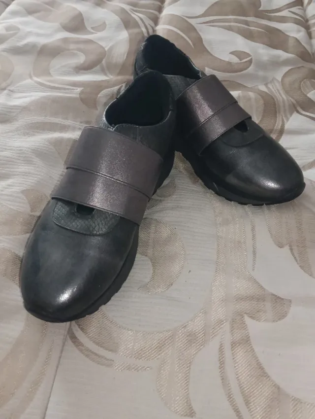 Zapatillas Lois Jeans Mujer Negras y Plateadas