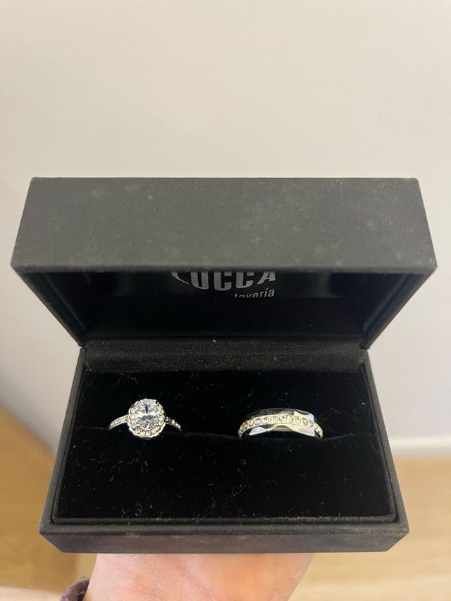 Anillos de boda plateados con diamantes