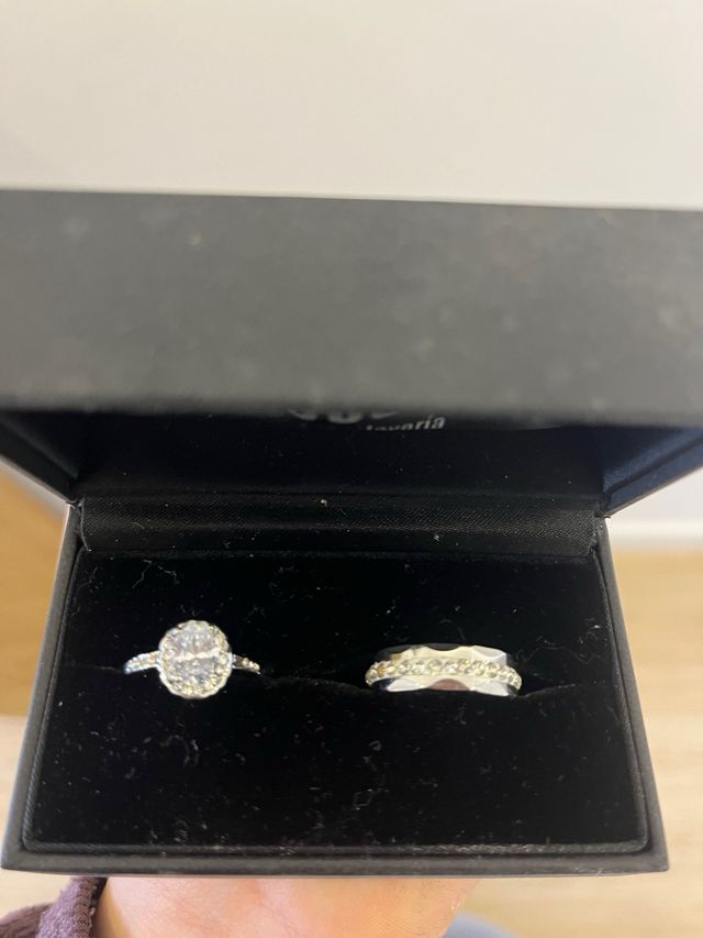 Anillos de boda plateados con diamantes