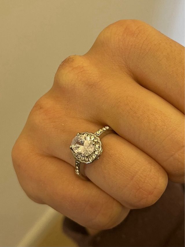 Anillos de boda plateados con diamantes