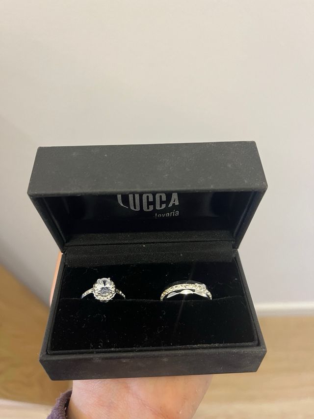 Anillos de boda plateados con diamantes