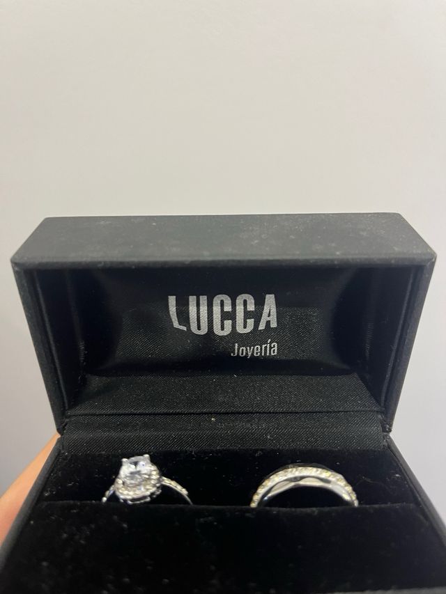 Anillos de boda plateados con diamantes