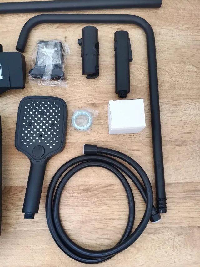 COLUMNA DE DUCHA NEGRA MULTIFUNCIÓN NUEVA A 40 EUR