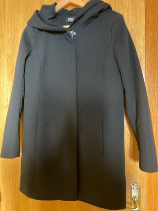 Abrigo negro Only con capucha