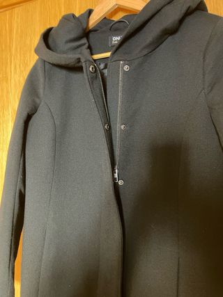 Abrigo negro Only con capucha