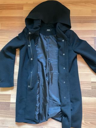 Abrigo negro Only con capucha