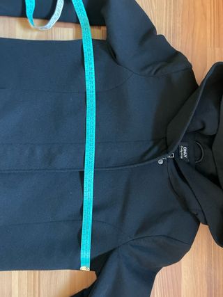 Abrigo negro Only con capucha