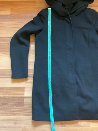 Abrigo negro Only con capucha