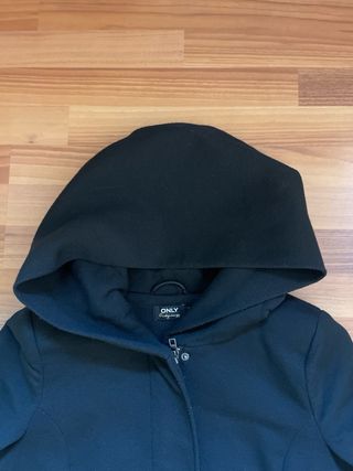 Abrigo negro Only con capucha