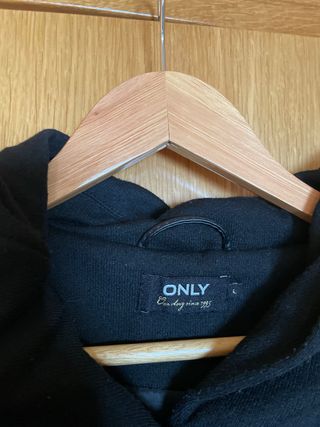 Abrigo negro Only con capucha