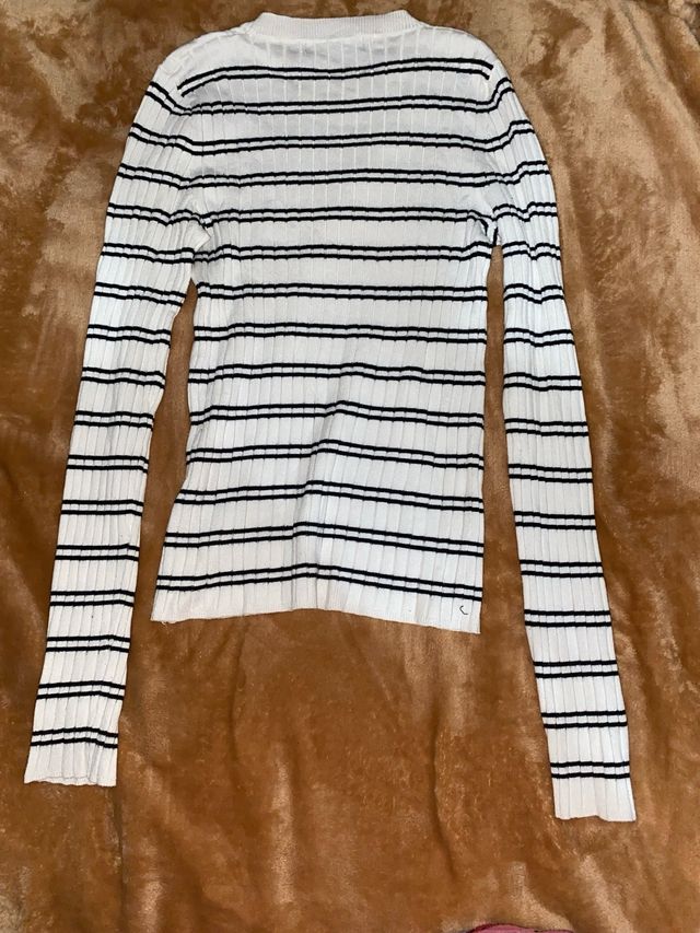 Camiseta Bershka rayas blancas y negras