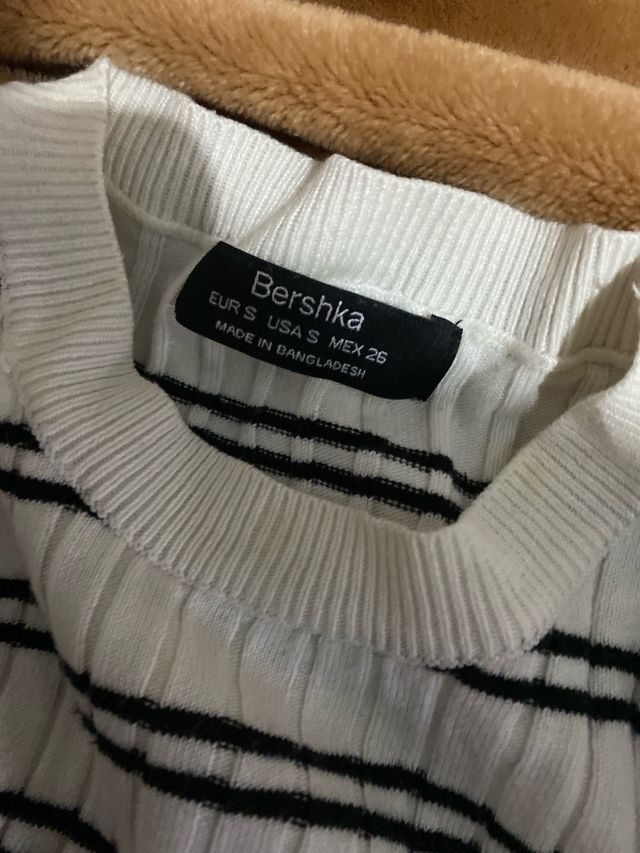 Camiseta Bershka rayas blancas y negras