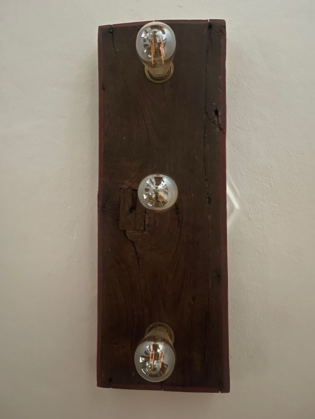 Lámpara de techo madera rústica.