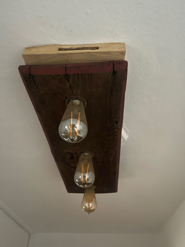 Lámpara de techo madera rústica.