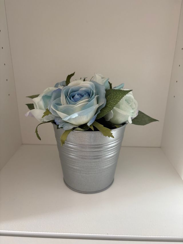 Florero con Rosas Azules Artificiales