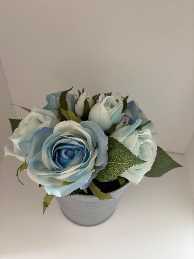 Florero con Rosas Azules Artificiales