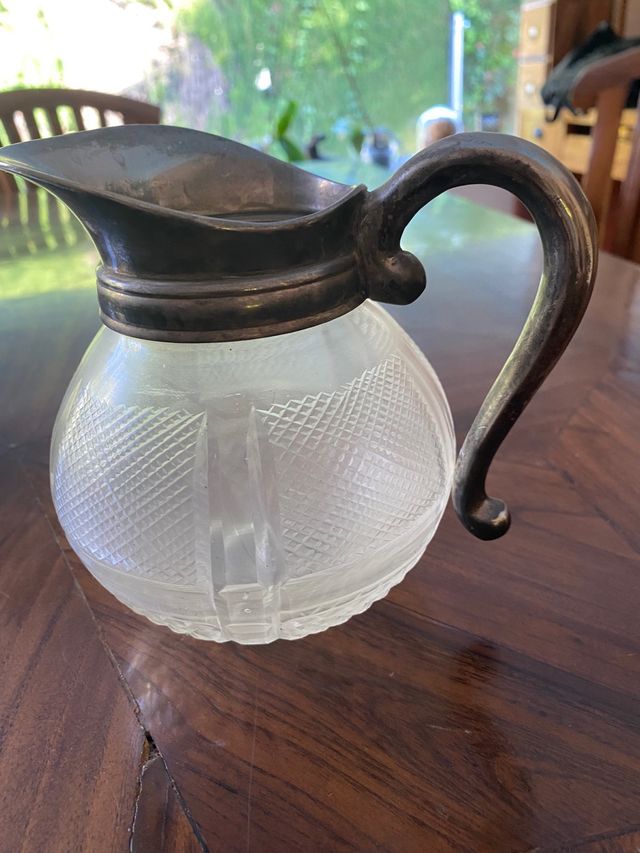 Jarra antigua cristal tallado metal