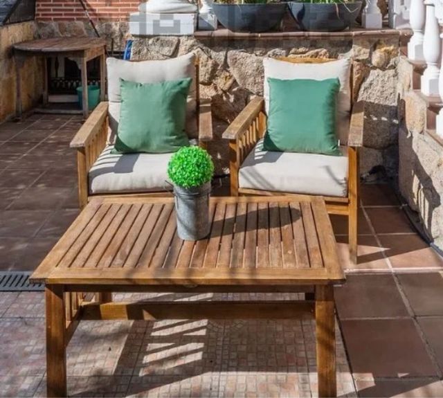 Mesa y 2 butacas de exterior de madera