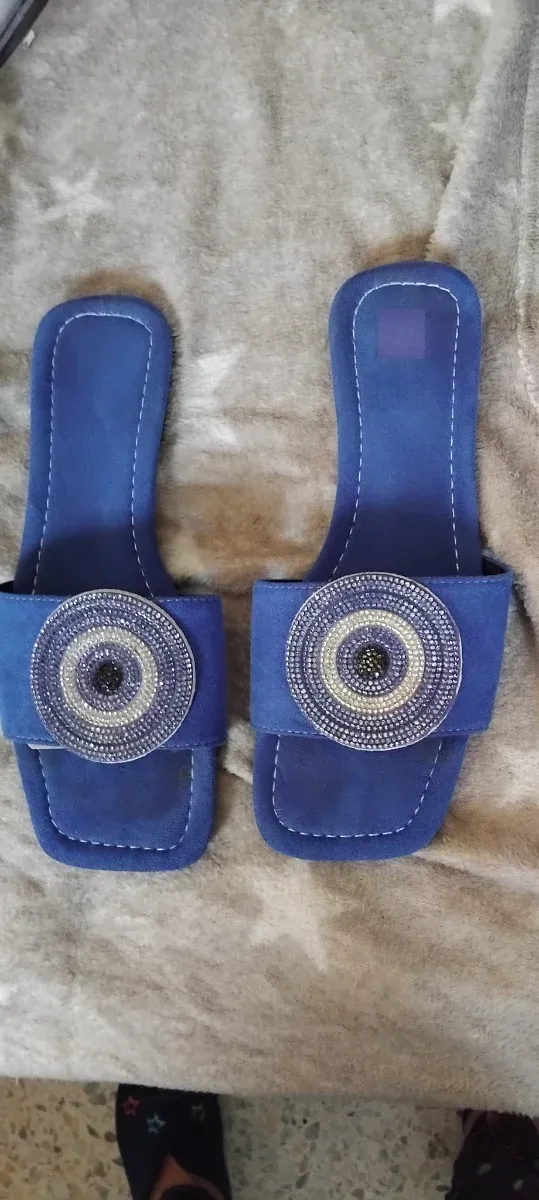 Sandalias azules con adornos plateados