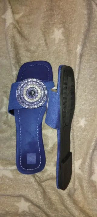 Sandalias azules con adornos plateados