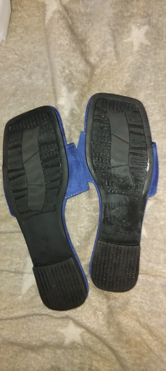 Sandalias azules con adornos plateados