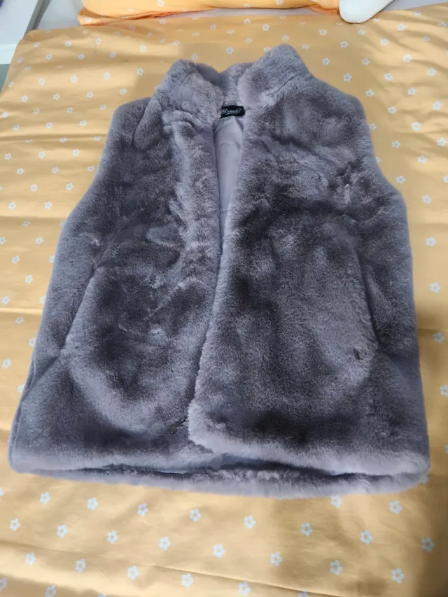 Chaleco de pelo gris