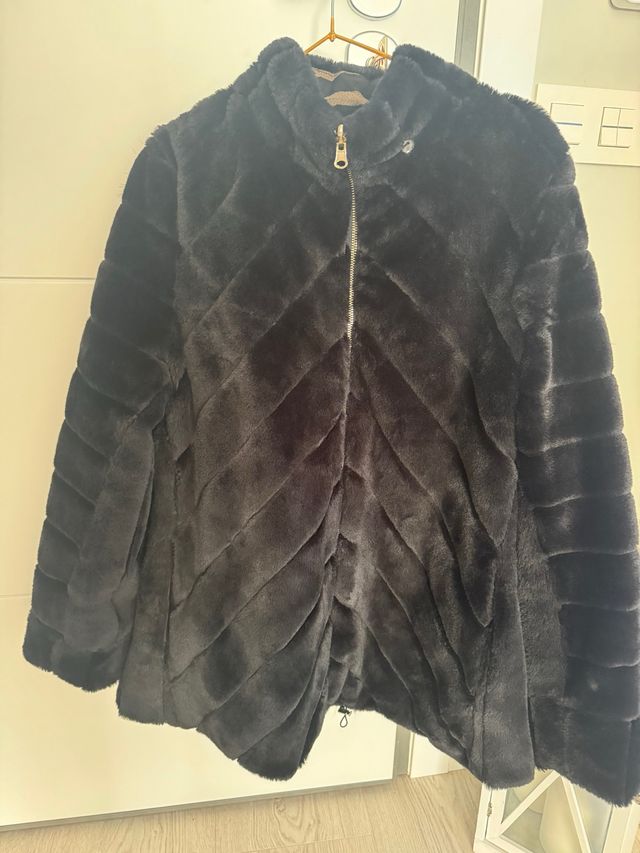 Abrigo de pelo negro  resersible a parca de rallas