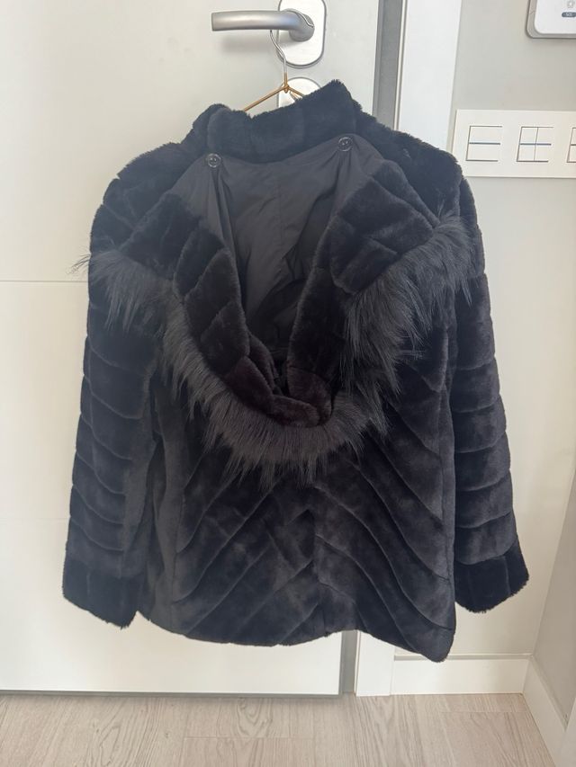 Abrigo de pelo negro  resersible a parca de rallas