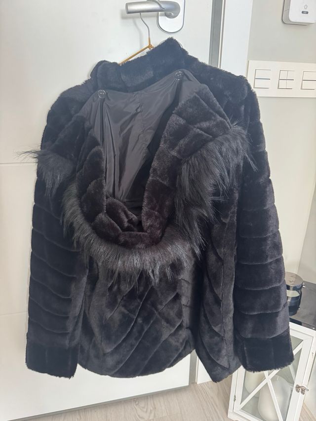 Abrigo de pelo negro  resersible a parca de rallas