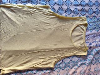 Camiseta tirantes Bershka amarilla talla S
