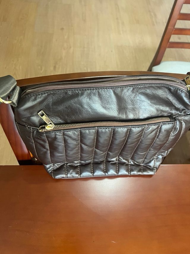 Bolso marrón acolchado